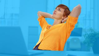 Betriebliche Gesundheitsförderung Frau am Schreibtisch mit Händen hinter dem Kopf