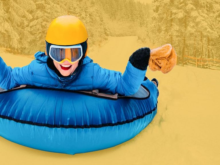 Junge mit gelbem Helm auf einem blauen Airboard