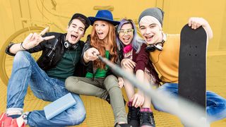 Trends & Lifestyle Gruppe Jugendlicher sitzen auf dem Boden und fotografieren sich