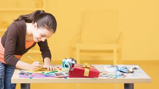 Teenagerin bastelt Geschenke	