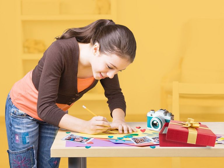 Teenagerin bastelt Geschenke	