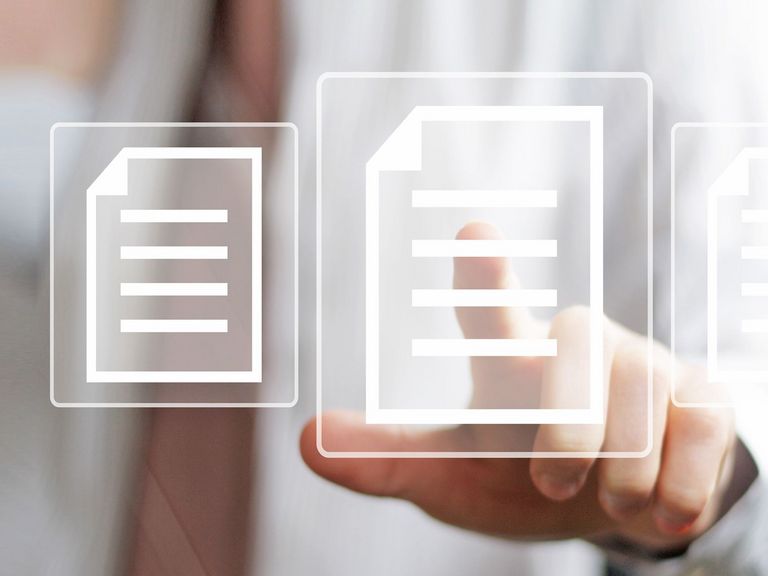 Männerhand klickt auf ein Dokumentsymbol