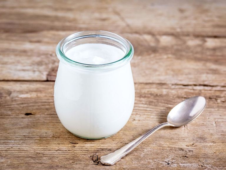 Selbstgemachter Joghurt in einem kleinen Glas