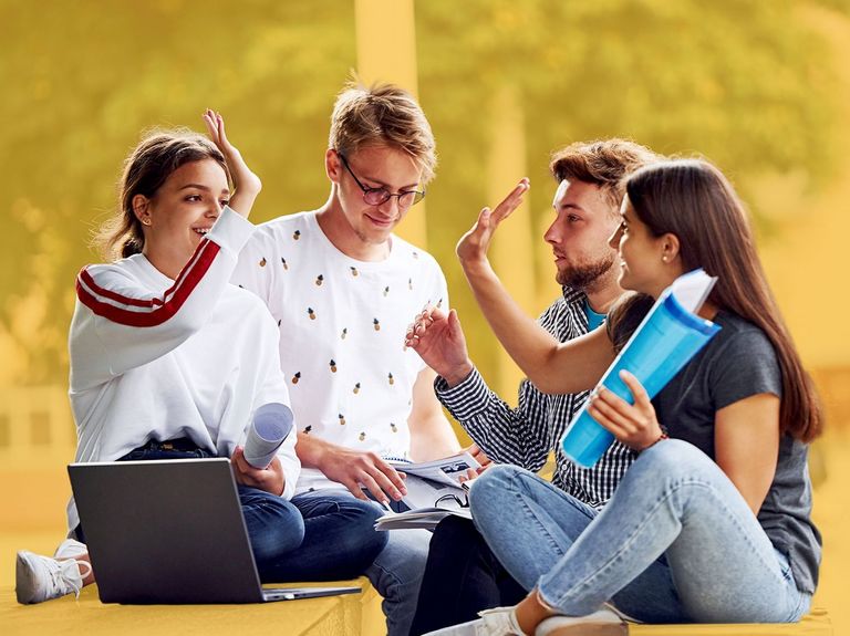 Studenten auf dem Campus zur Besprechung