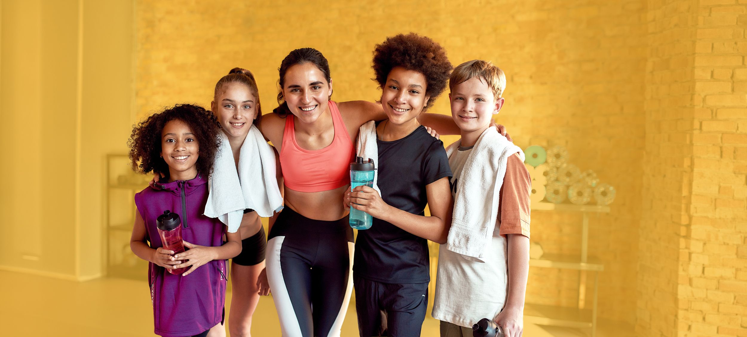 Sportlich gekleidete Jugendliche in einem Sportraum