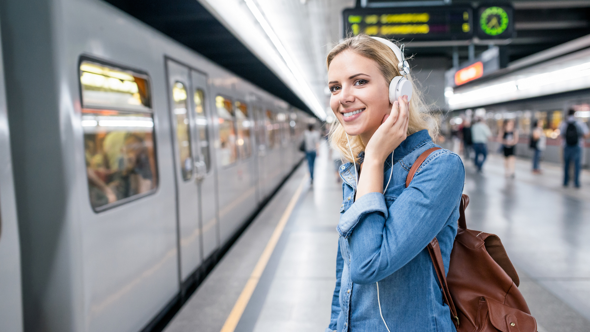 Junge Frau auf einem Bahnsteig