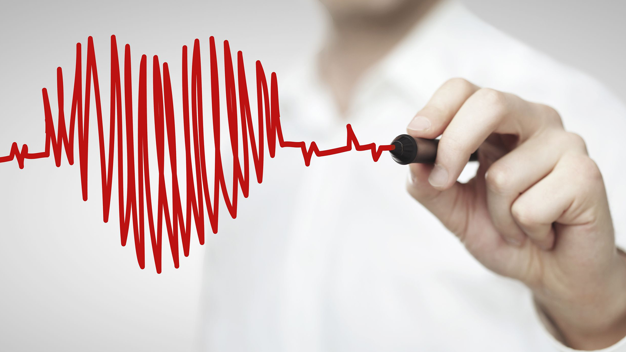 Arzt zeichnet ein Herz als EGK-Muster