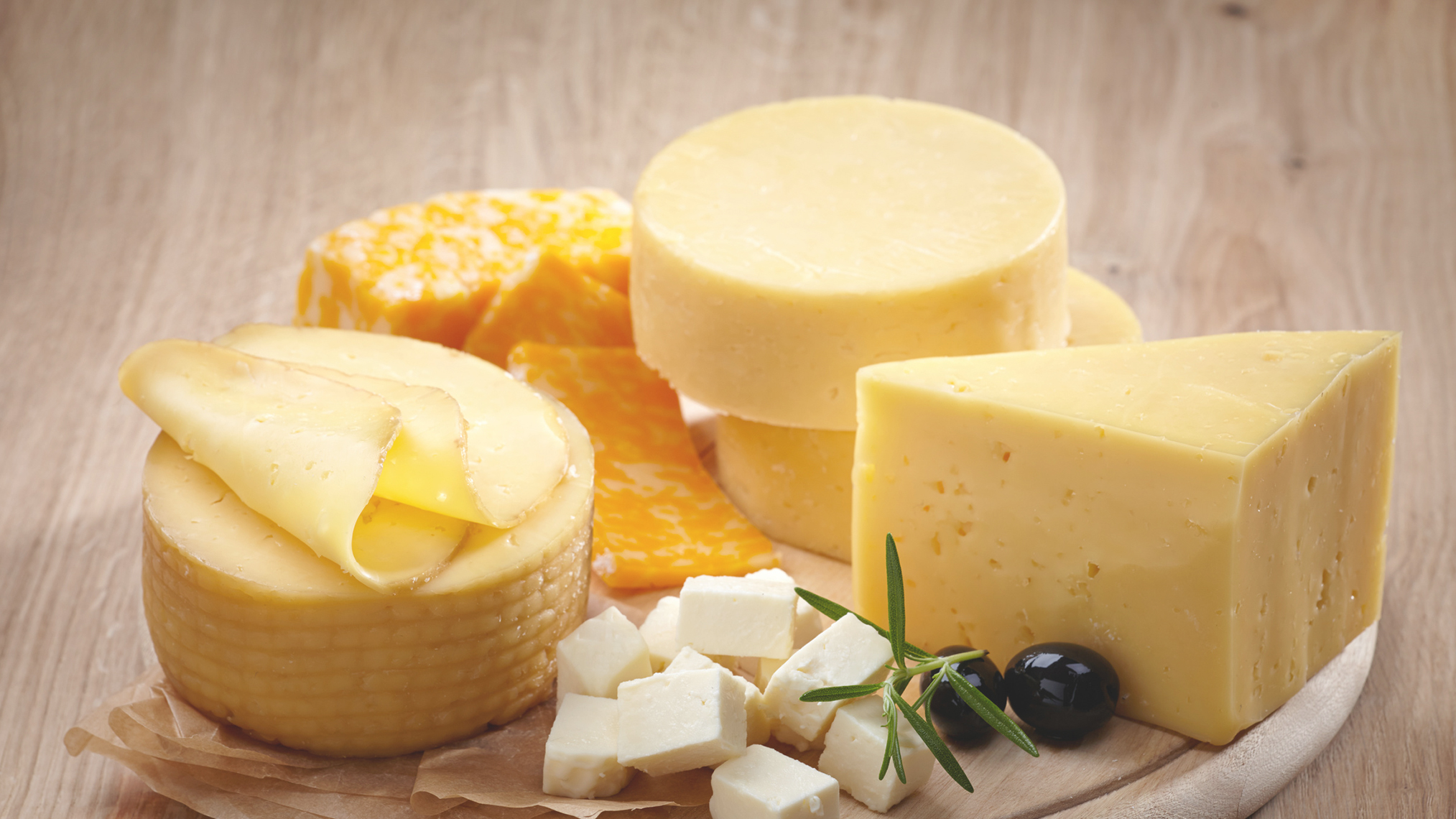 Vielfältige Auswahl an Käsesorten auf einer Platte