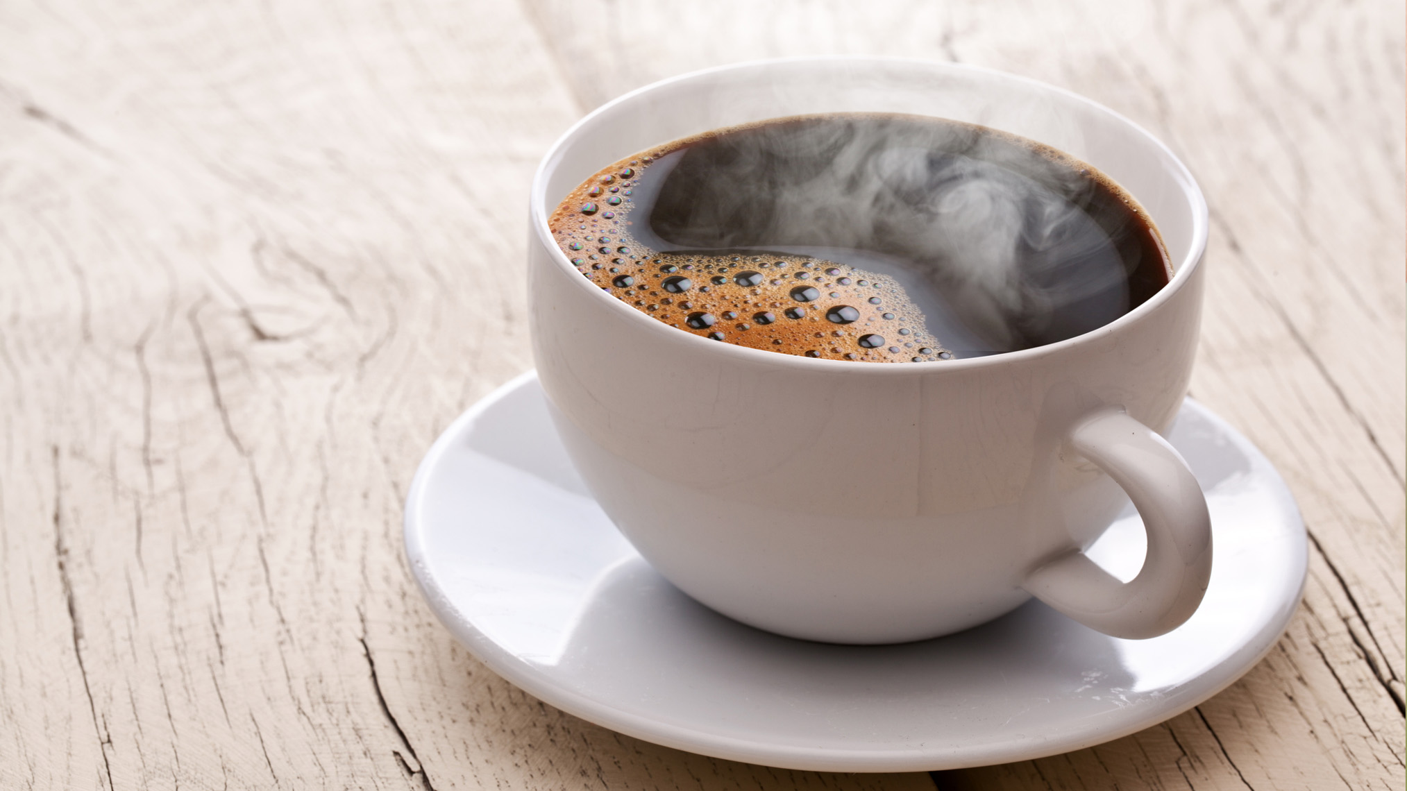 Eine Tasse mit heißem Kaffee