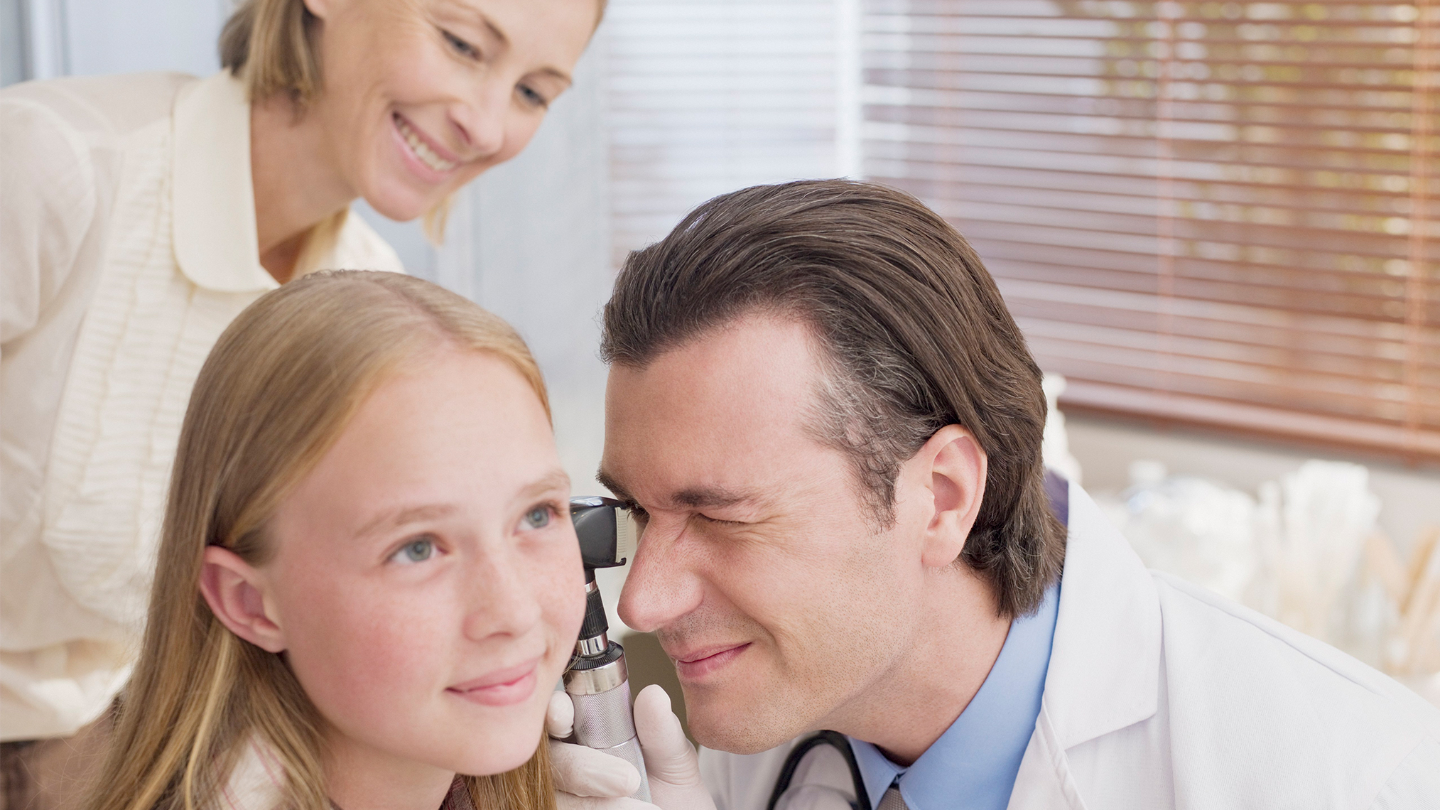 Arzt macht Ohrenuntersuchung bei Mädchen