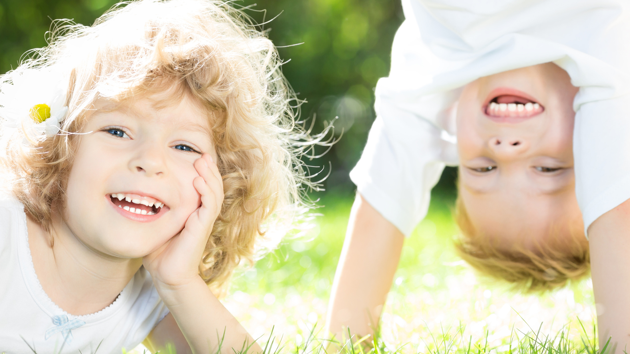 Zwei Kinder spielen fröhlich auf einer Wiese