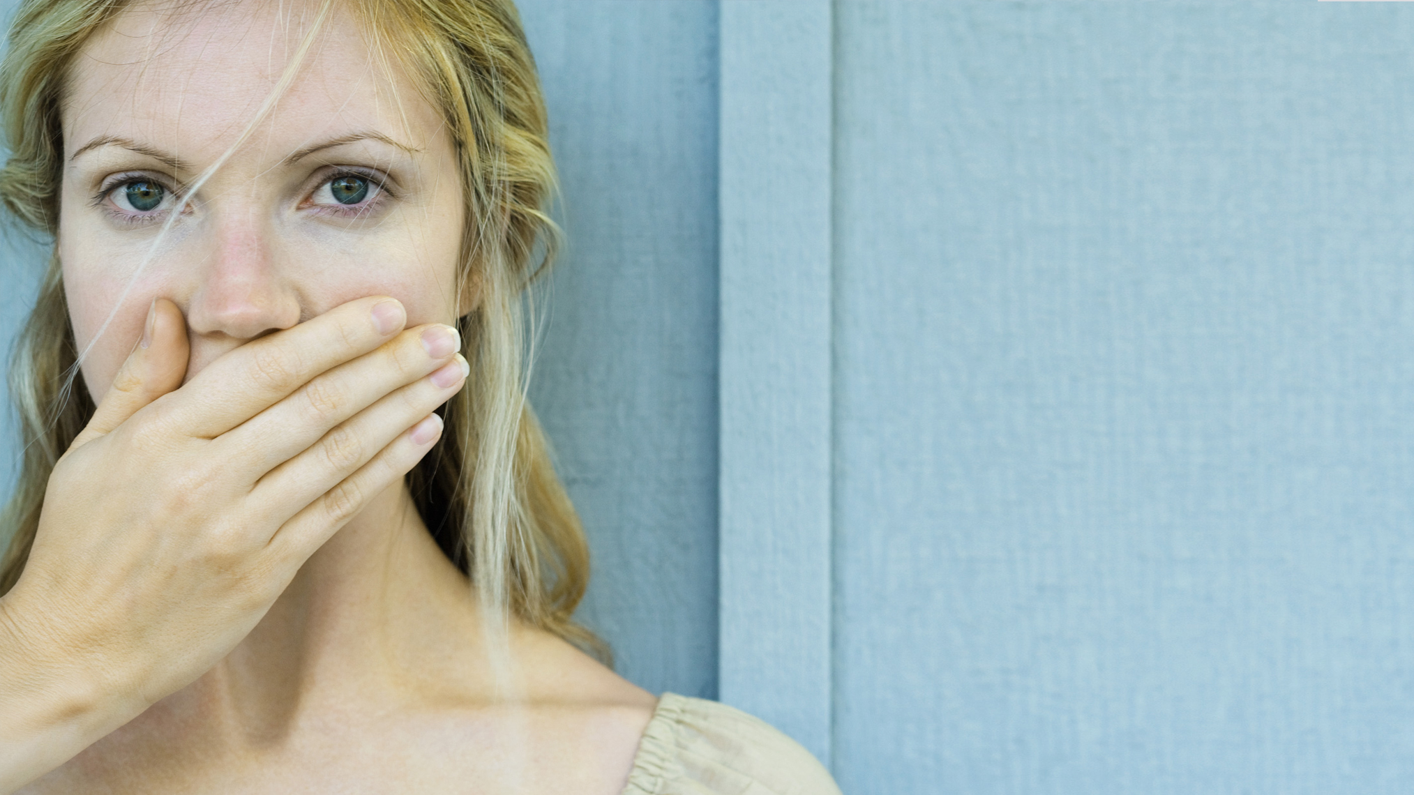 Frau schämt sich wegen ihres Mundgeruchs