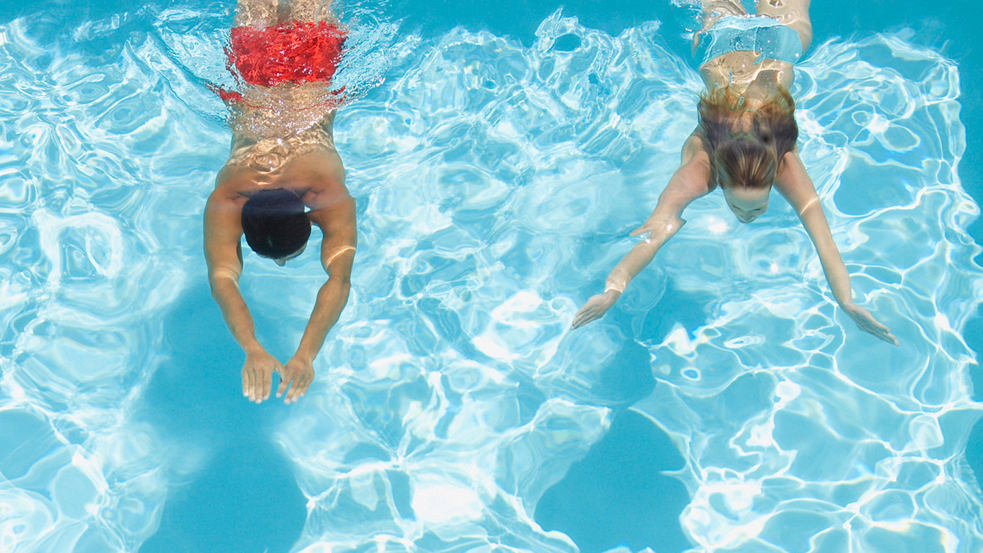 Ein Paar schwimmt in einem Pool