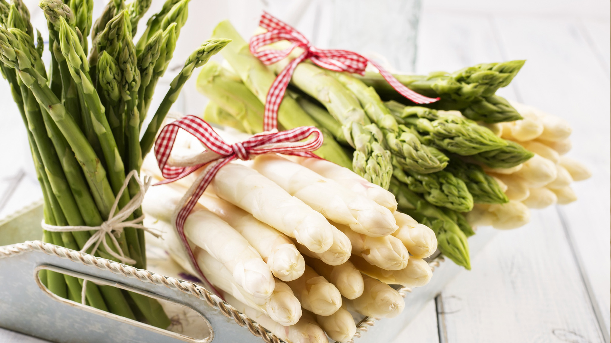 grüner und weißer Spargel auf eine Tablett