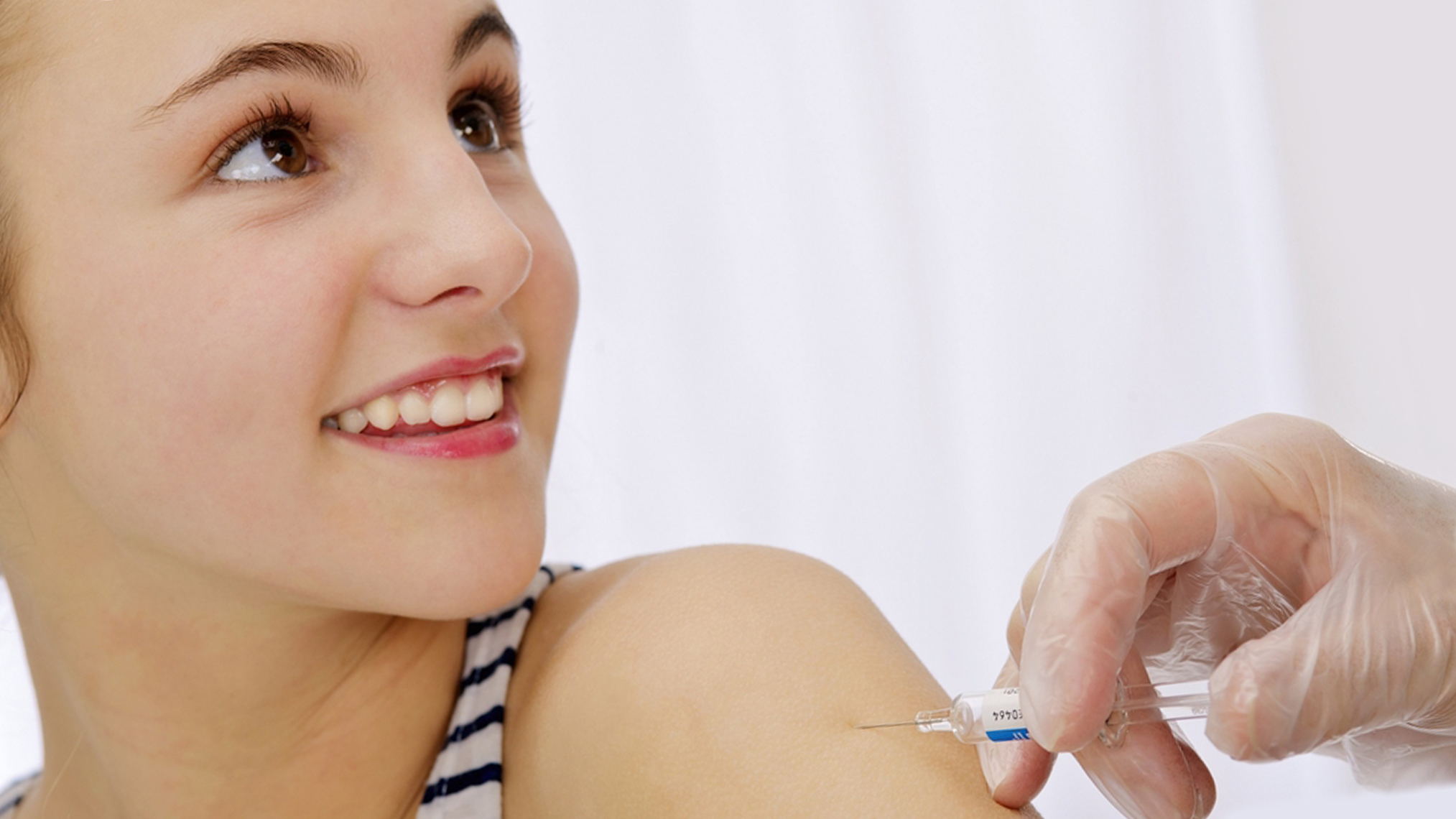 Mädchen erhält eine HPV-Impfung