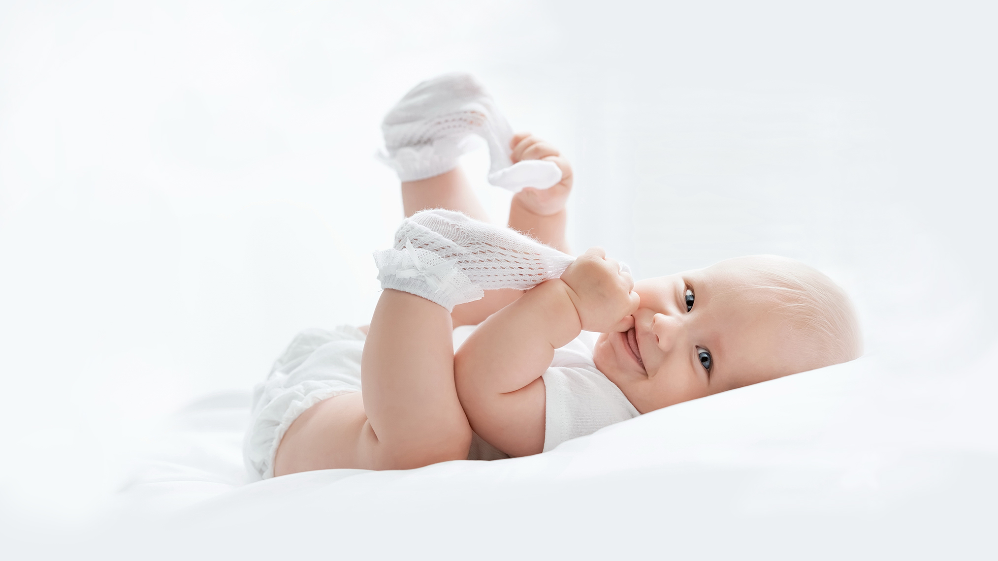 Säugling auf einer weißen Decke