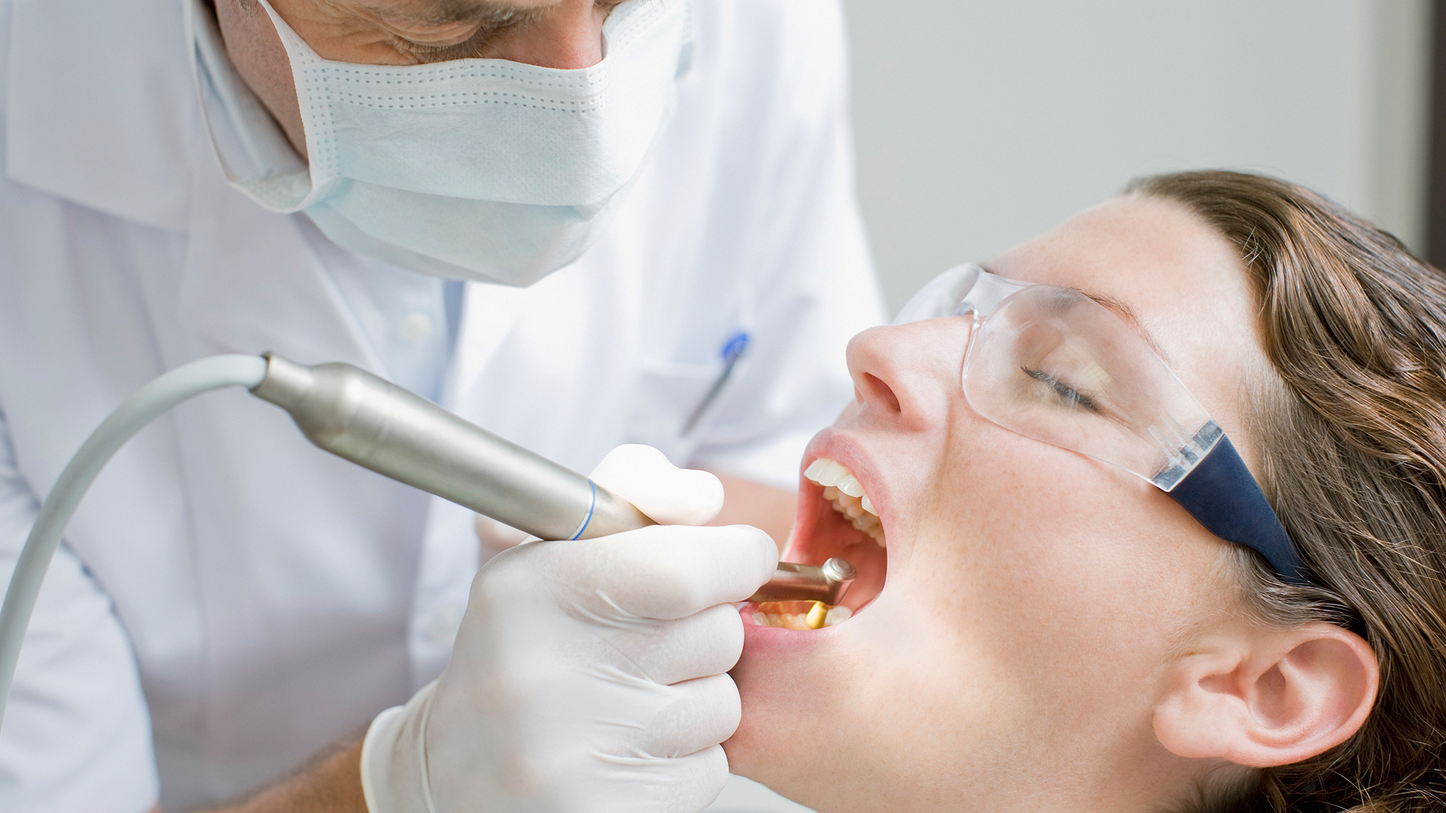 Frau lässt eine professionelle Zahnreinigung vornehmen