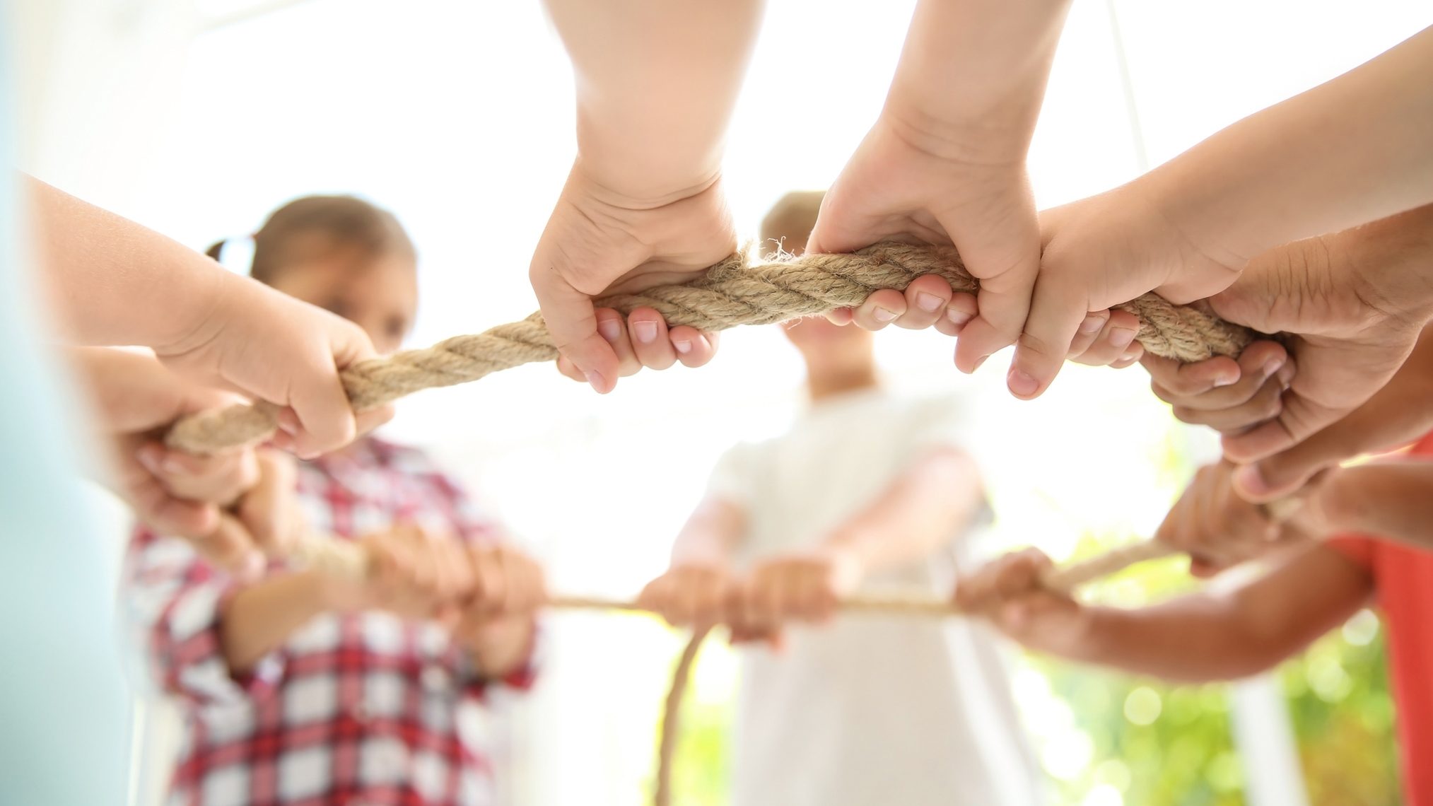 Kinderhände halten im Kreis ein Seil
