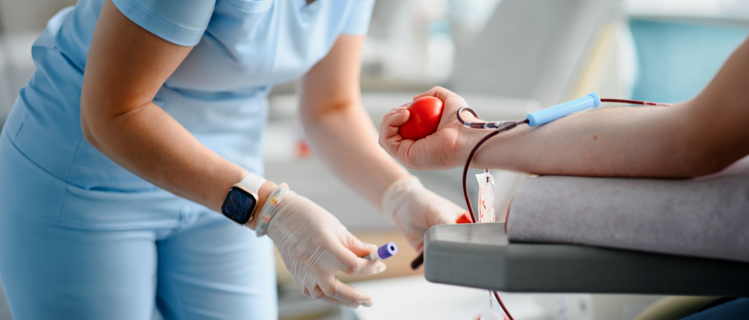 Arzthelferin nimmt einer Patientin Blut ab