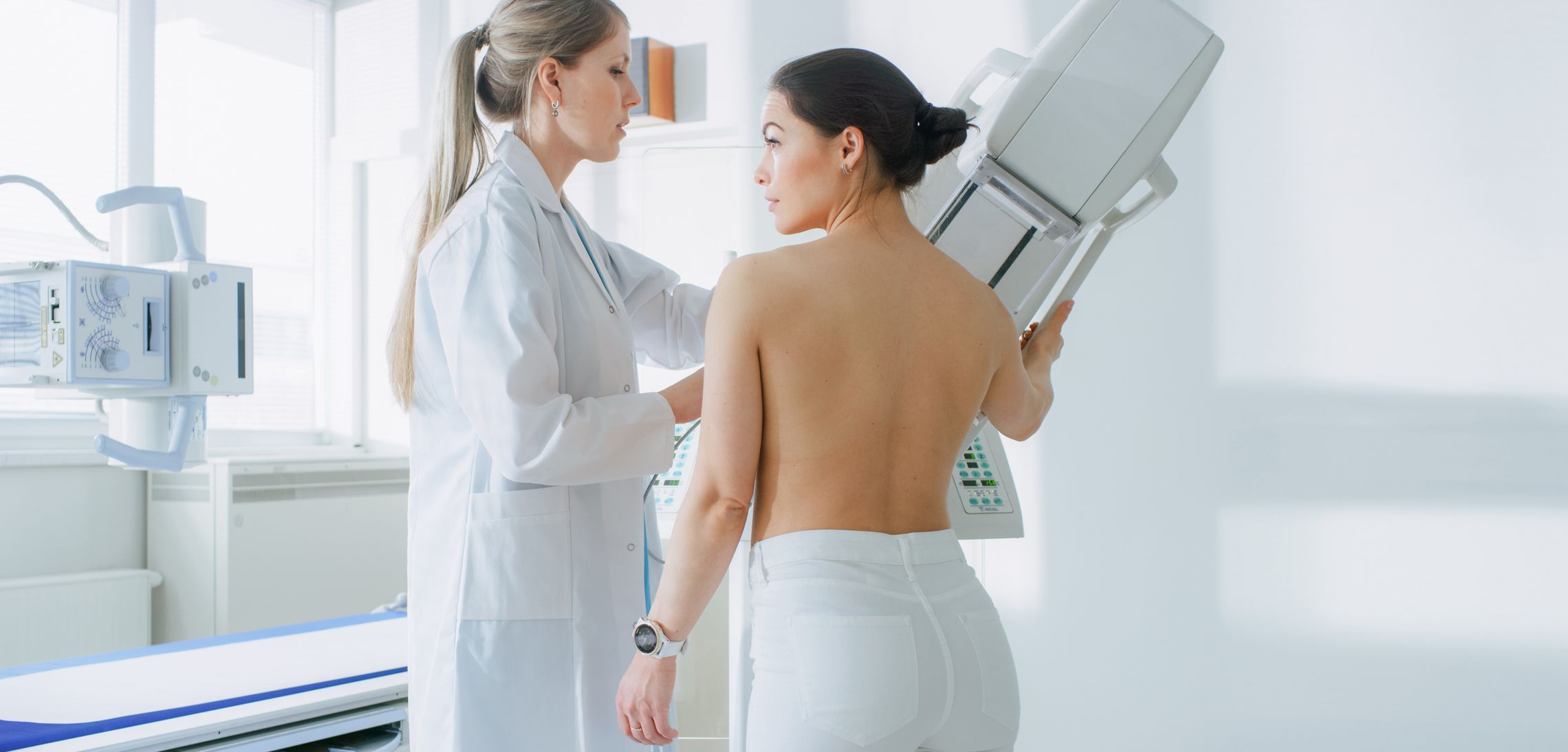 Frau bei einer mammographie-Untersuchung 