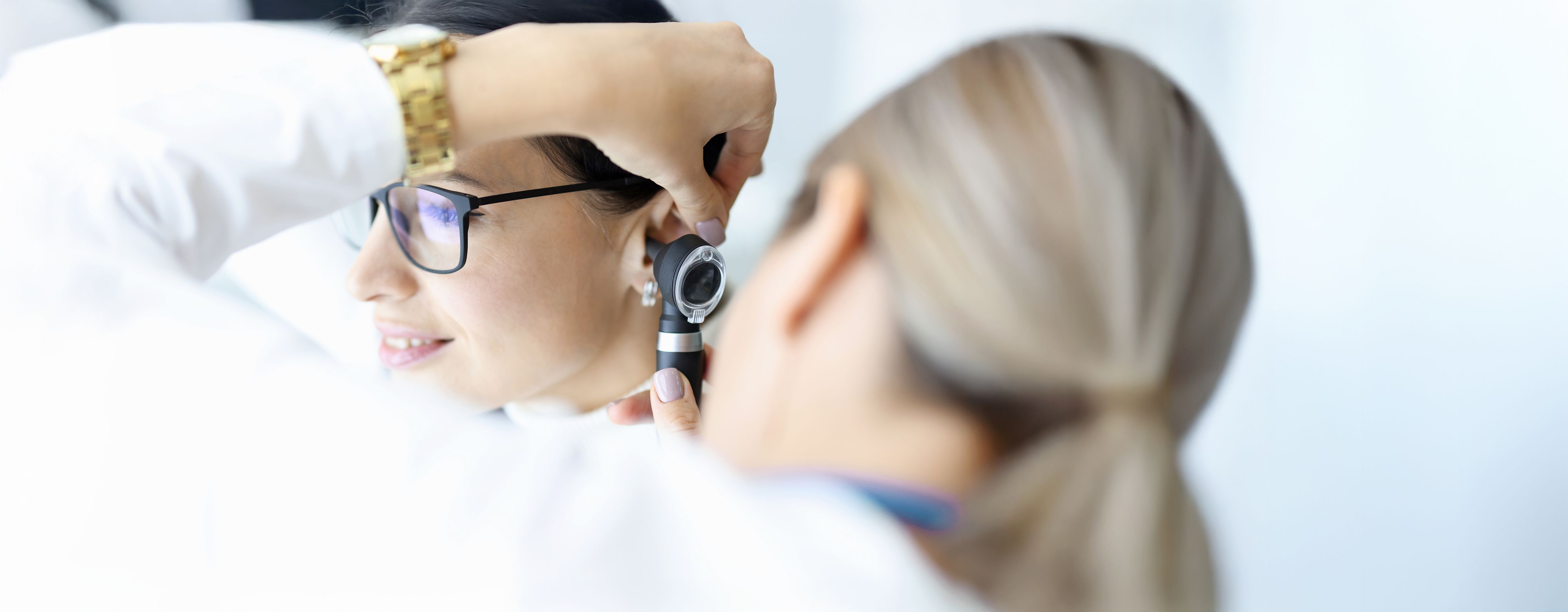 HNO-Ärztin untersucht das Ohr einer Patientin