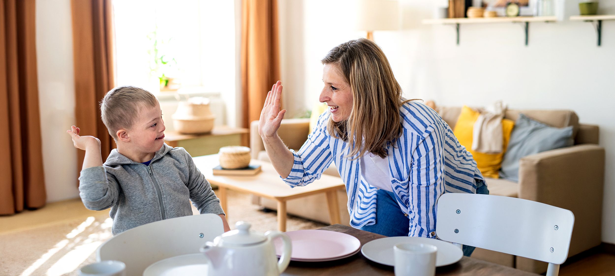 Pflegerin kümmert sich mit viel Freude um ein behindertes Kind 