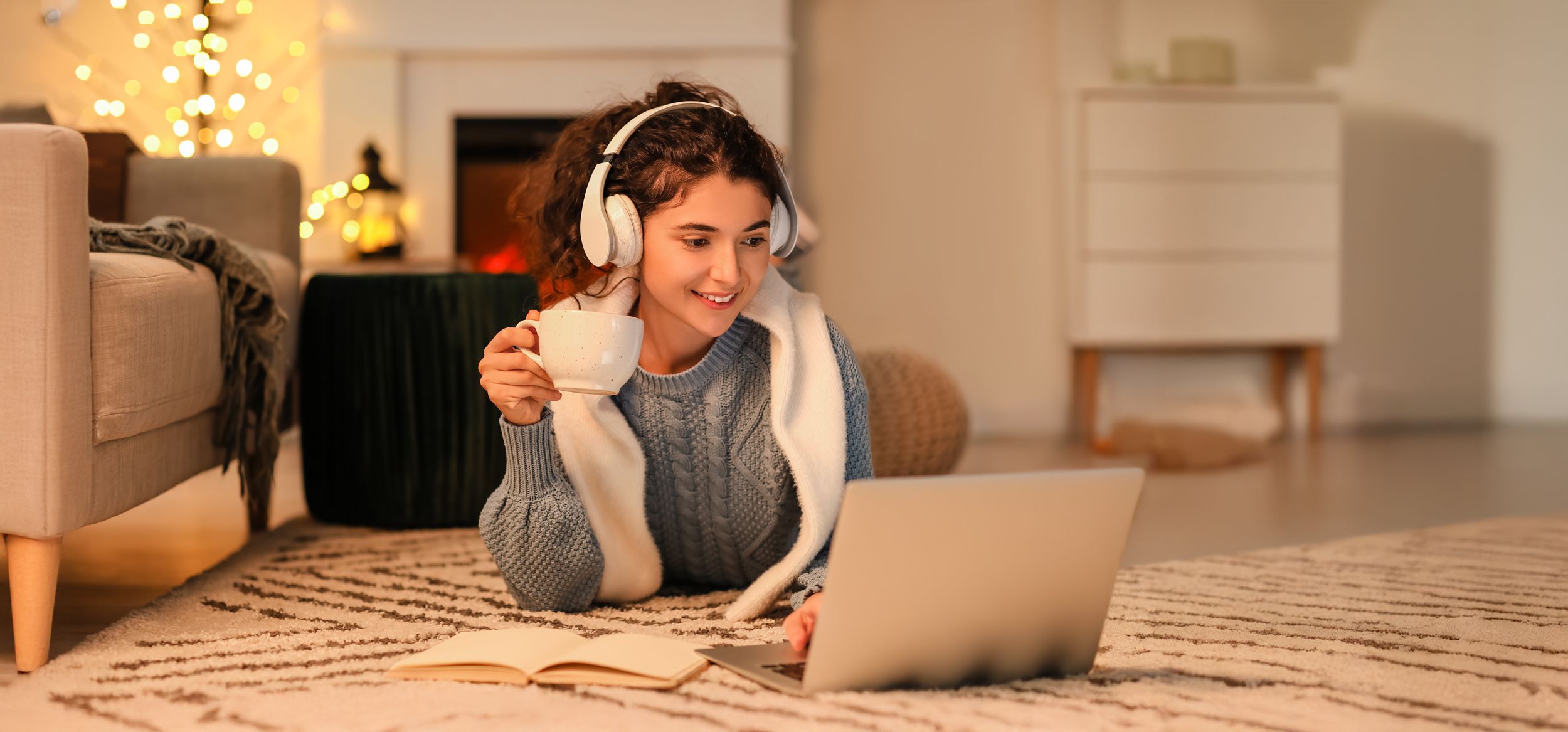 Frau mit Kopfhörer entspannt Mit einem Heißgetränk