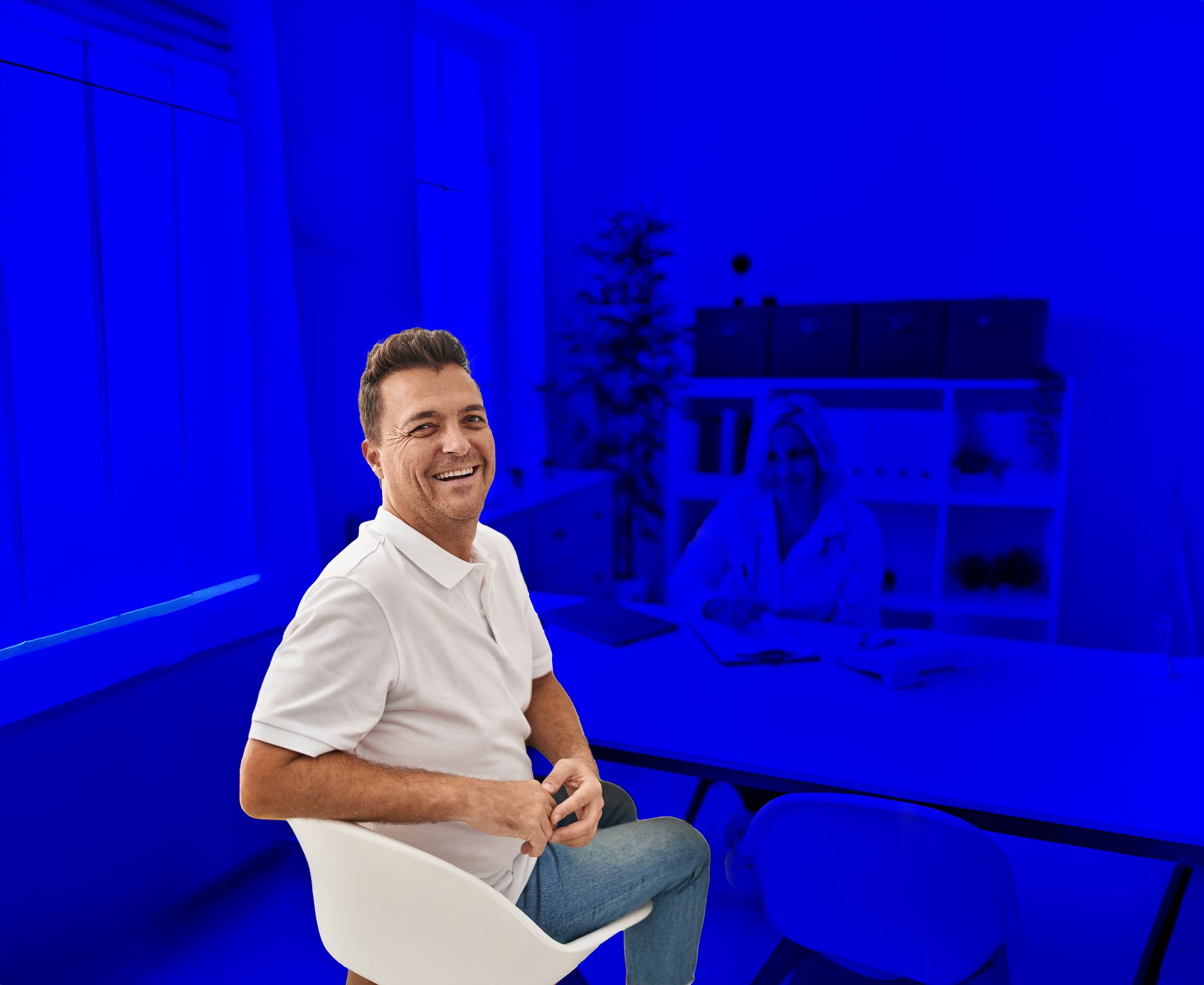 Exklusivpaket Mann bei einem Arztgespräch schaut über die Schulter zurück