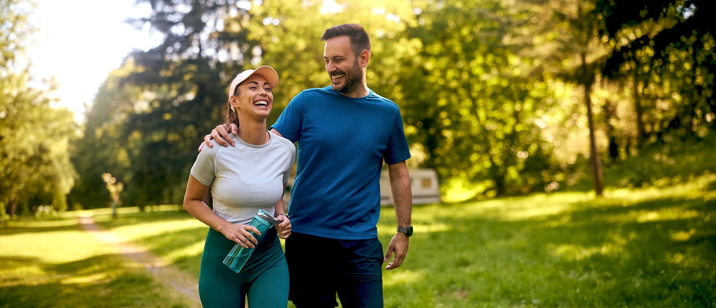 Fröhliches Paar beim sportlichen Training im Park 