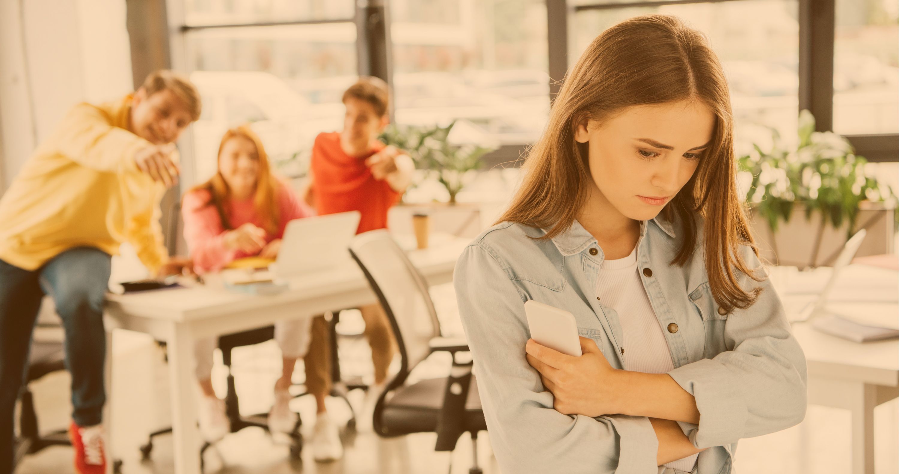 Schüler lästern hinter dem Rücken einer sehr traurigen Mitschülerin