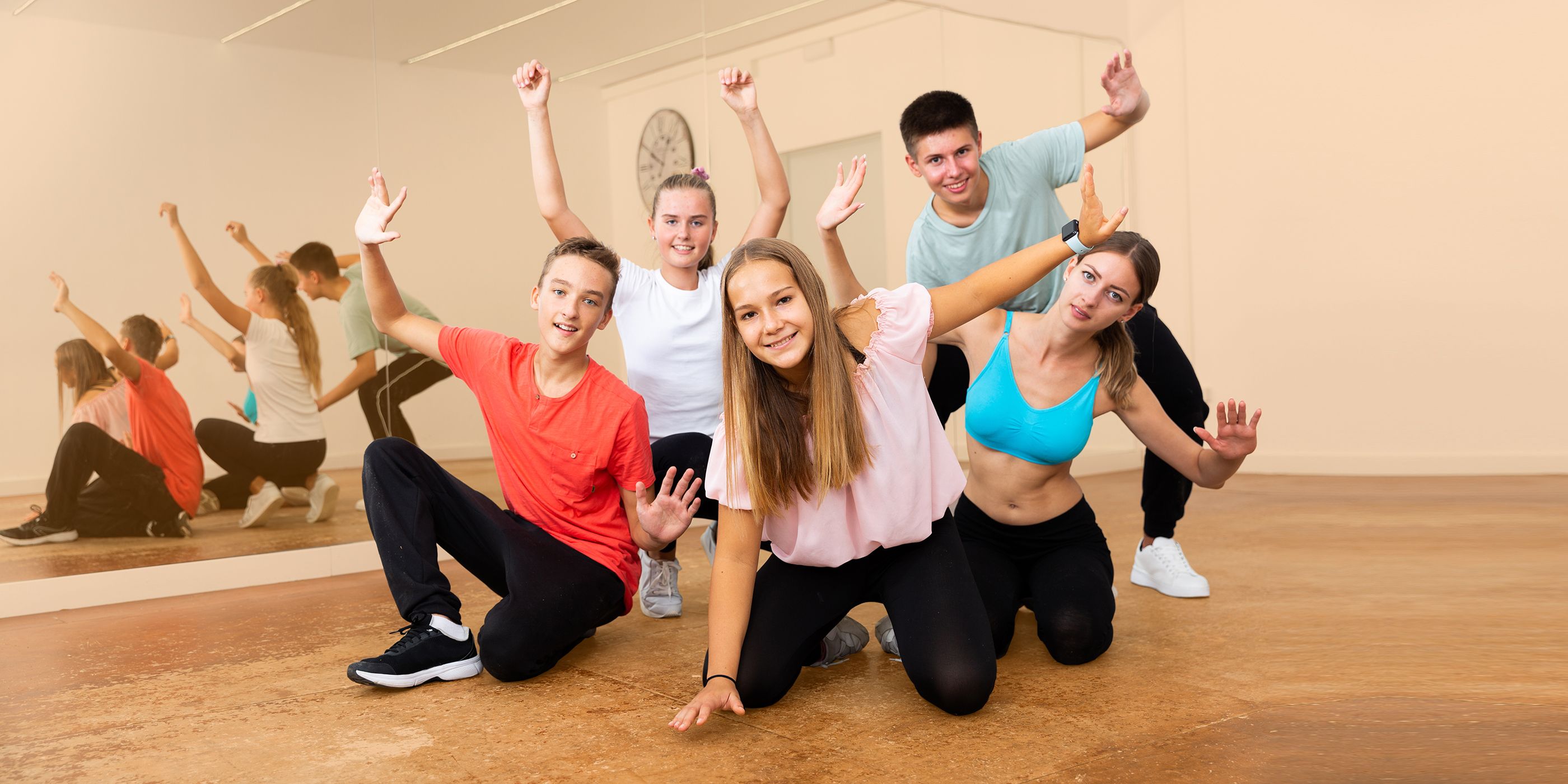 Gruppe Jugendliche im Sportstudio in Formation vor Spiegelflächen