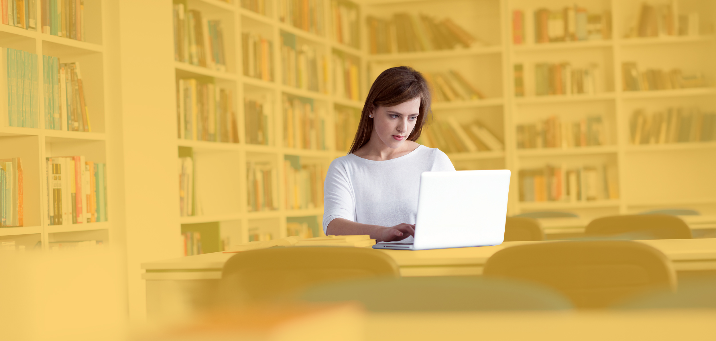 Auszubildende schreibt auf einem Laptop ihren Ausbildungsnachweis