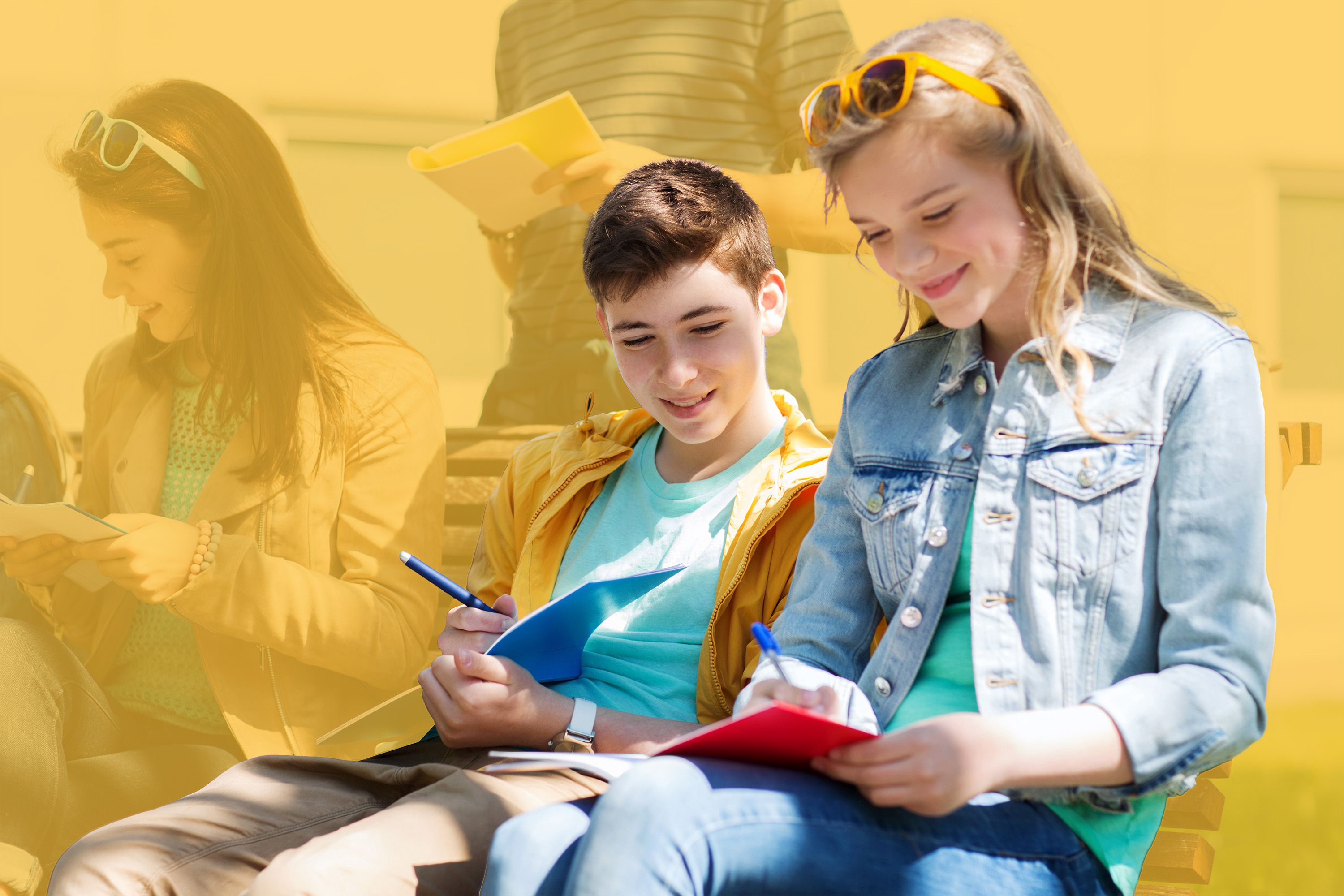 Gruppe von Schülern mit Notizbüchern auf dem Schulhof