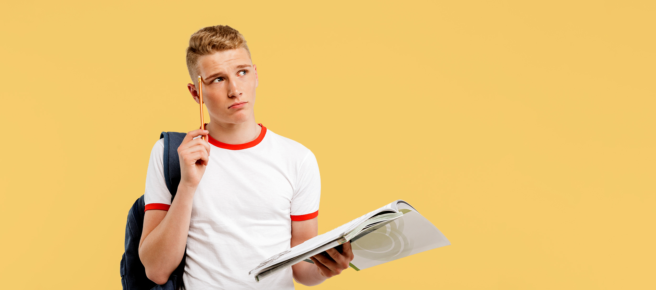 Azubi mit Mappe, Hefter und Bleistift in nachdenklicher Haltung