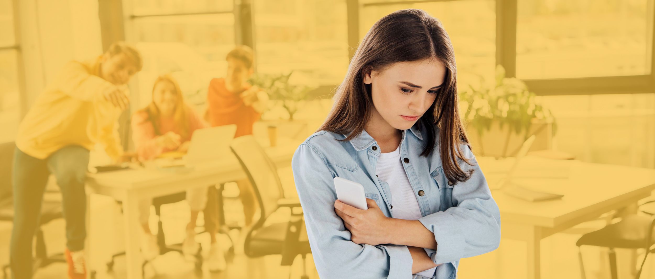 Schüler lästern laut über ein sehr trauriges Mädchen