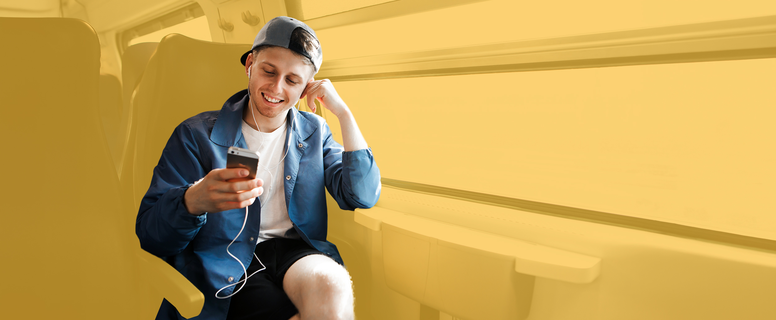 Azubi sitzt im Zug auf dem Weg zur Arbeit