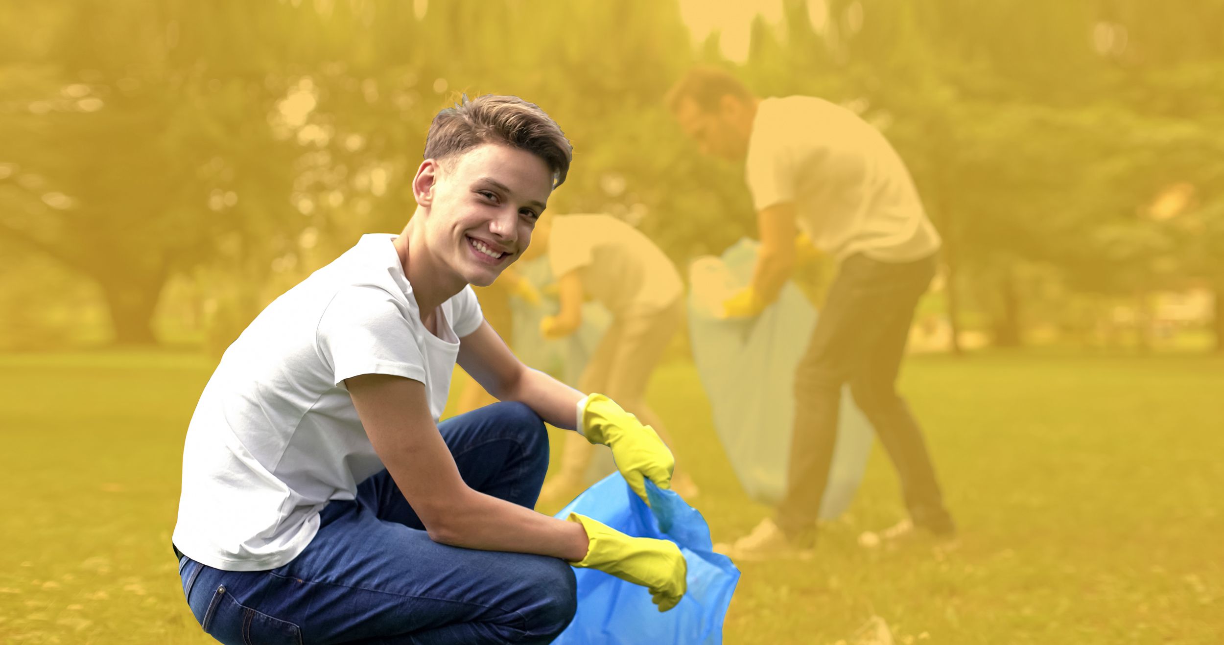 Teenager hilft beim Mülleinsammeln in einem Park