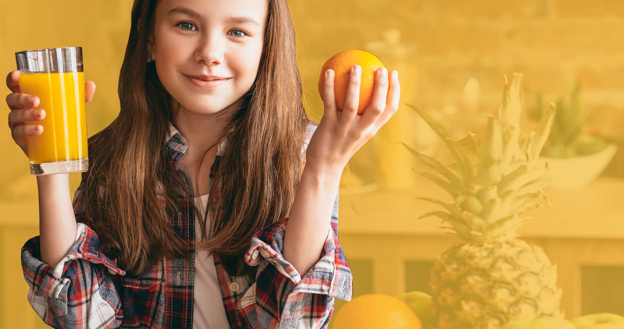 Mädchen hält ein Glas mit Orangensaft und eine Orange