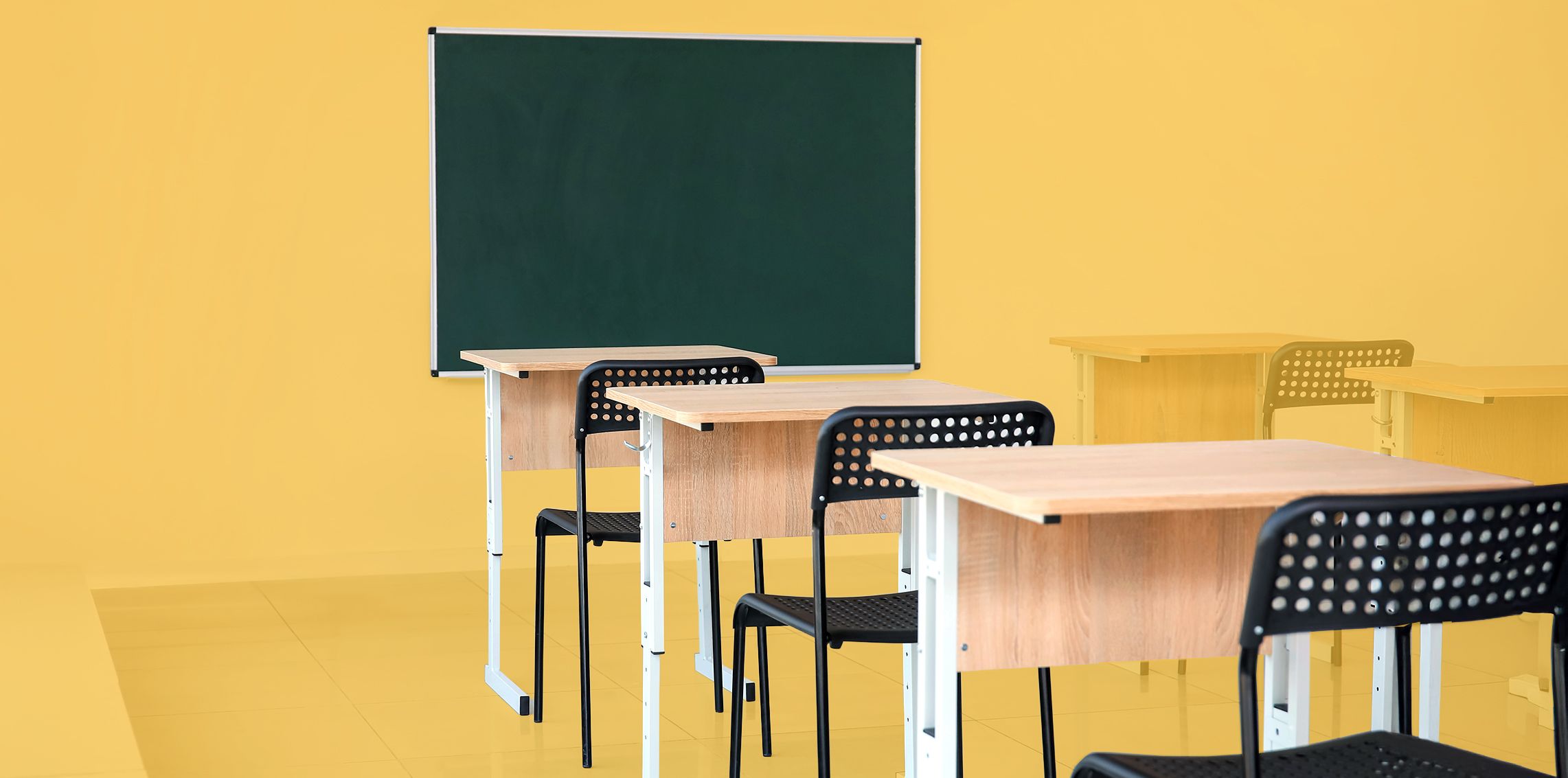 Klassenzimmer mit leeren Plätzen