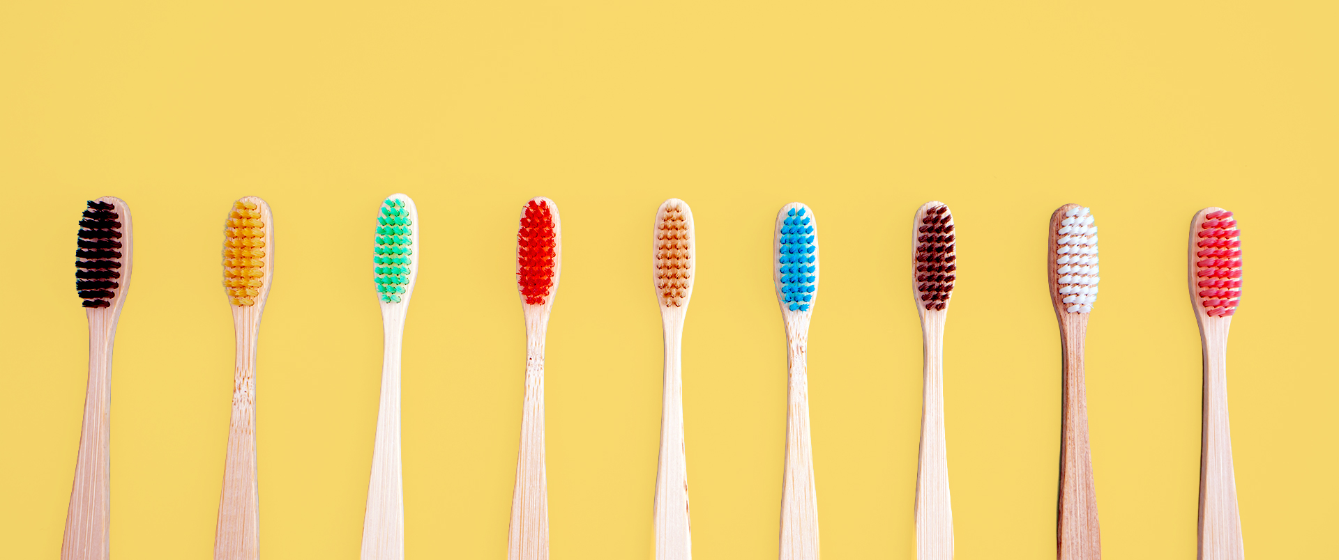 Set von Bambuszahnbürsten mit farbigen Borsten