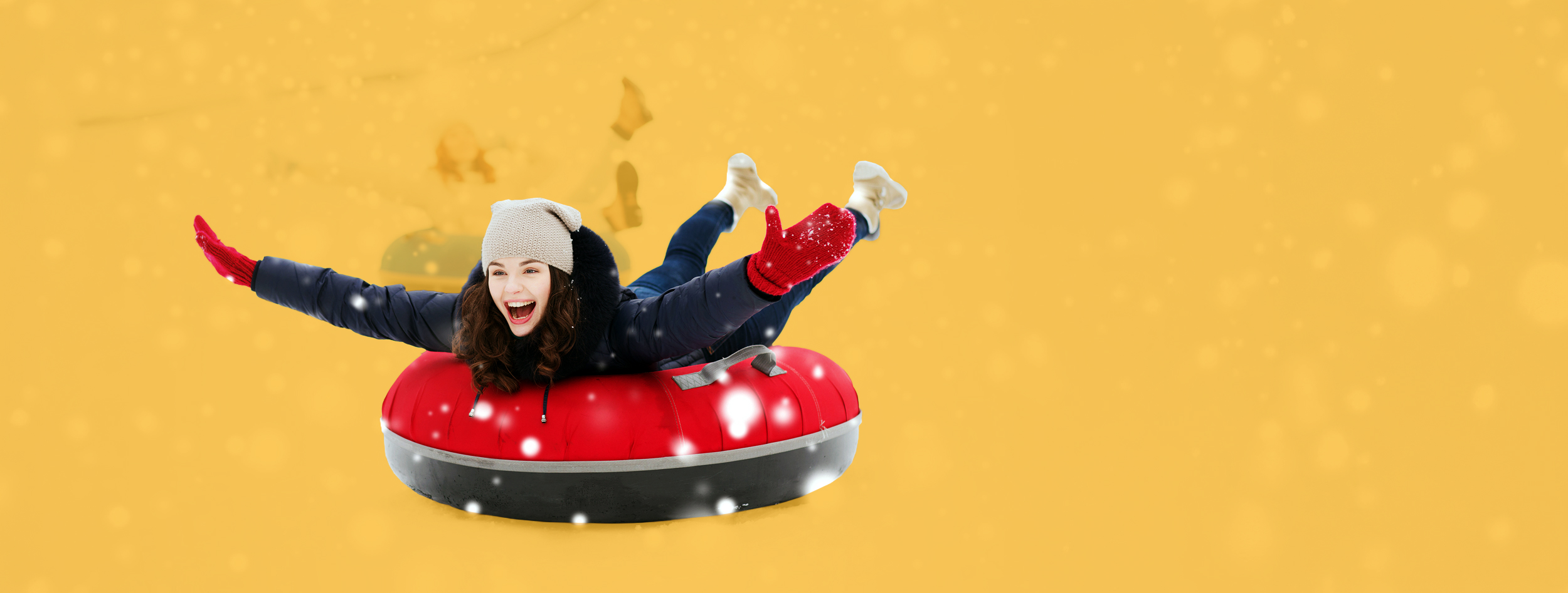 Junge Frau bäuchlings auf einem Rodelreifen