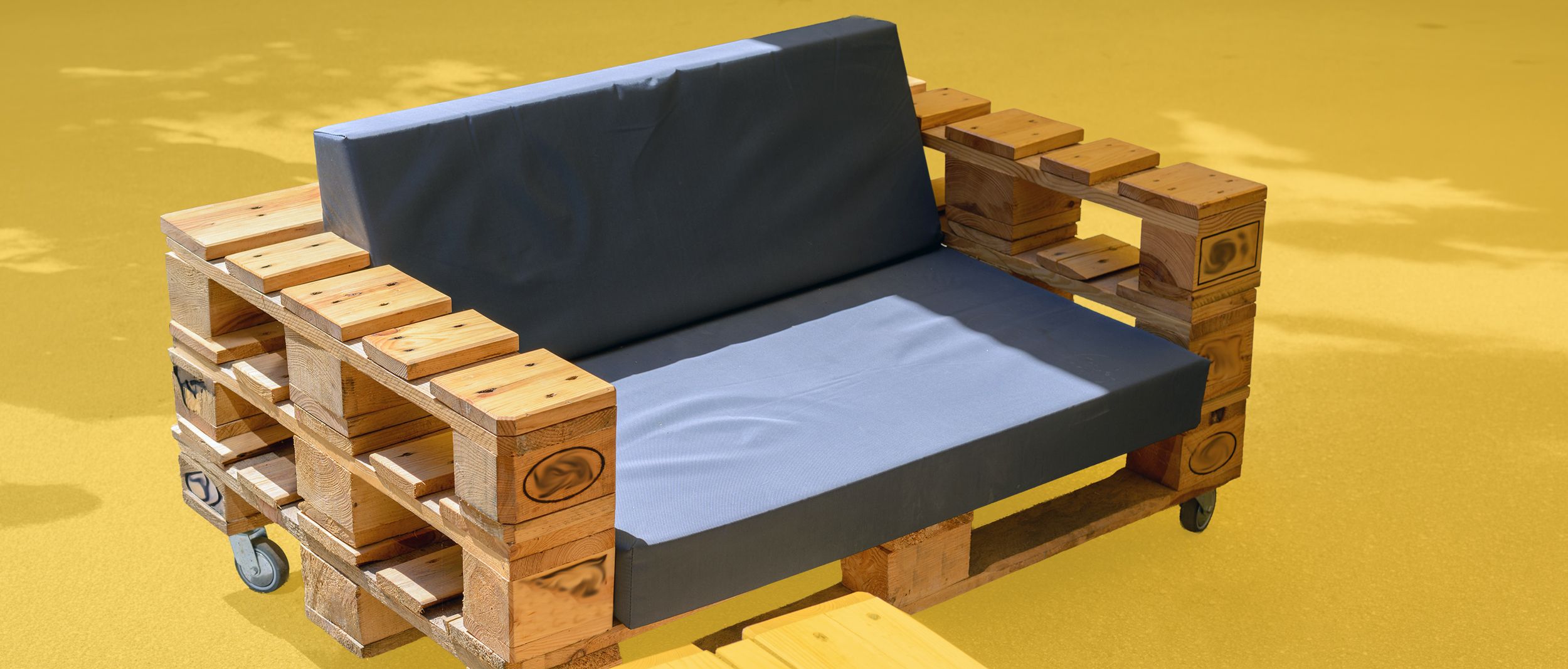 Sitzmöbel aus Euro-Paletten mit Rädern