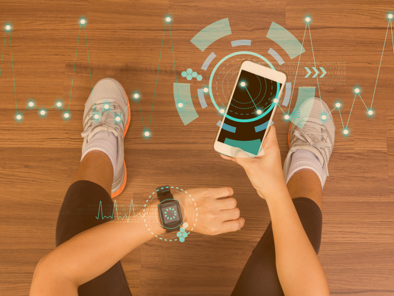 Eine sitzende Sportlerin mit Smartphone in der rechten Hand und eine Smartwatch um das andere Handgelenk in der Draufsicht, über allem sportliche Grafiken