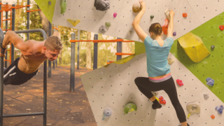 Bildzusammenschnitt – Links macht ein Jugendlicher in voller Körperspannung und ober ohne seine Calisthenics-Übungen im Freien an einem Klettergerüst und rechts erklimmt eine Jugendliche eine bunte Boulder-Wand
