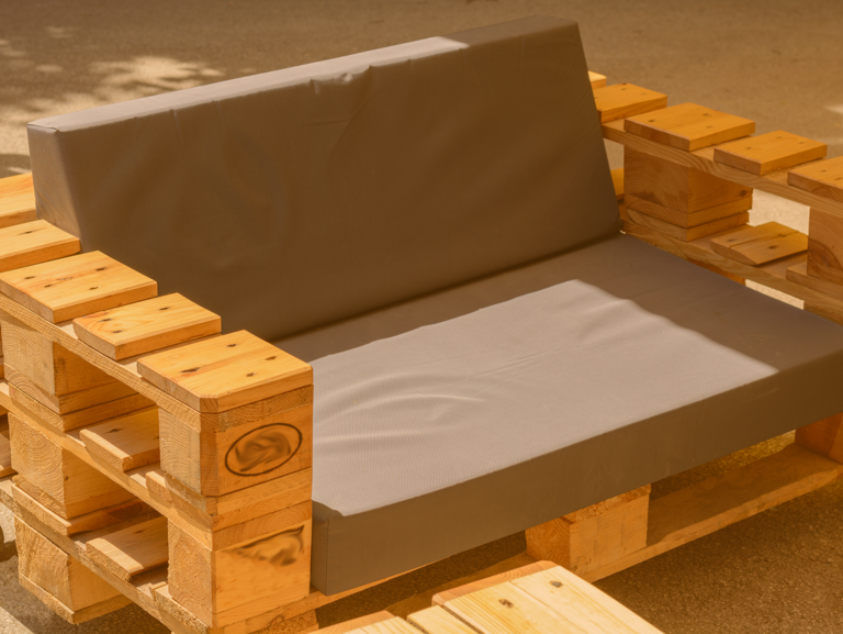 Sessel aus Euro-Paletten mit Rädern und bezogenen Sitzkissen 