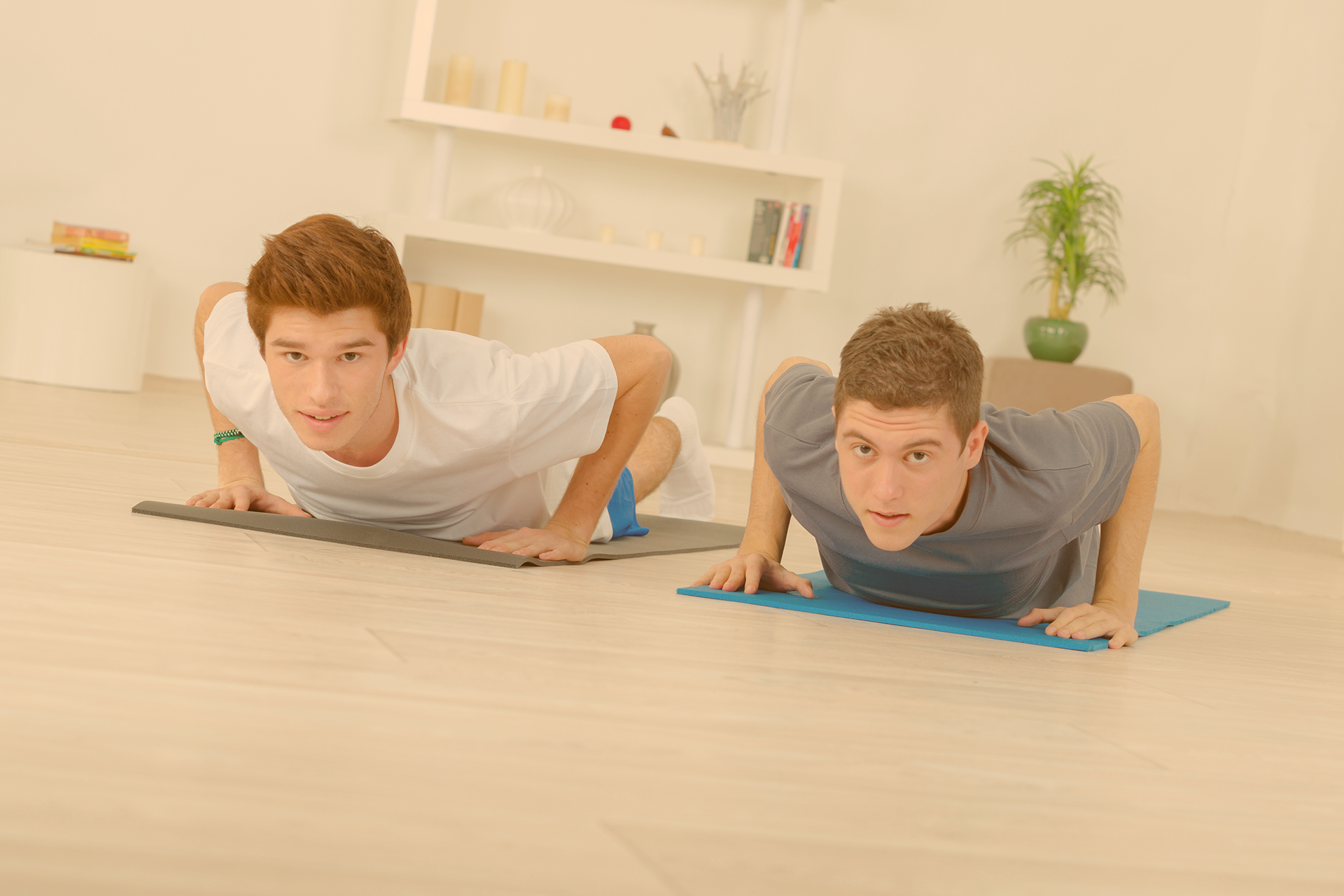 Zwei Jungs auf ihren Yoga-Matten in der Kobra-Pose