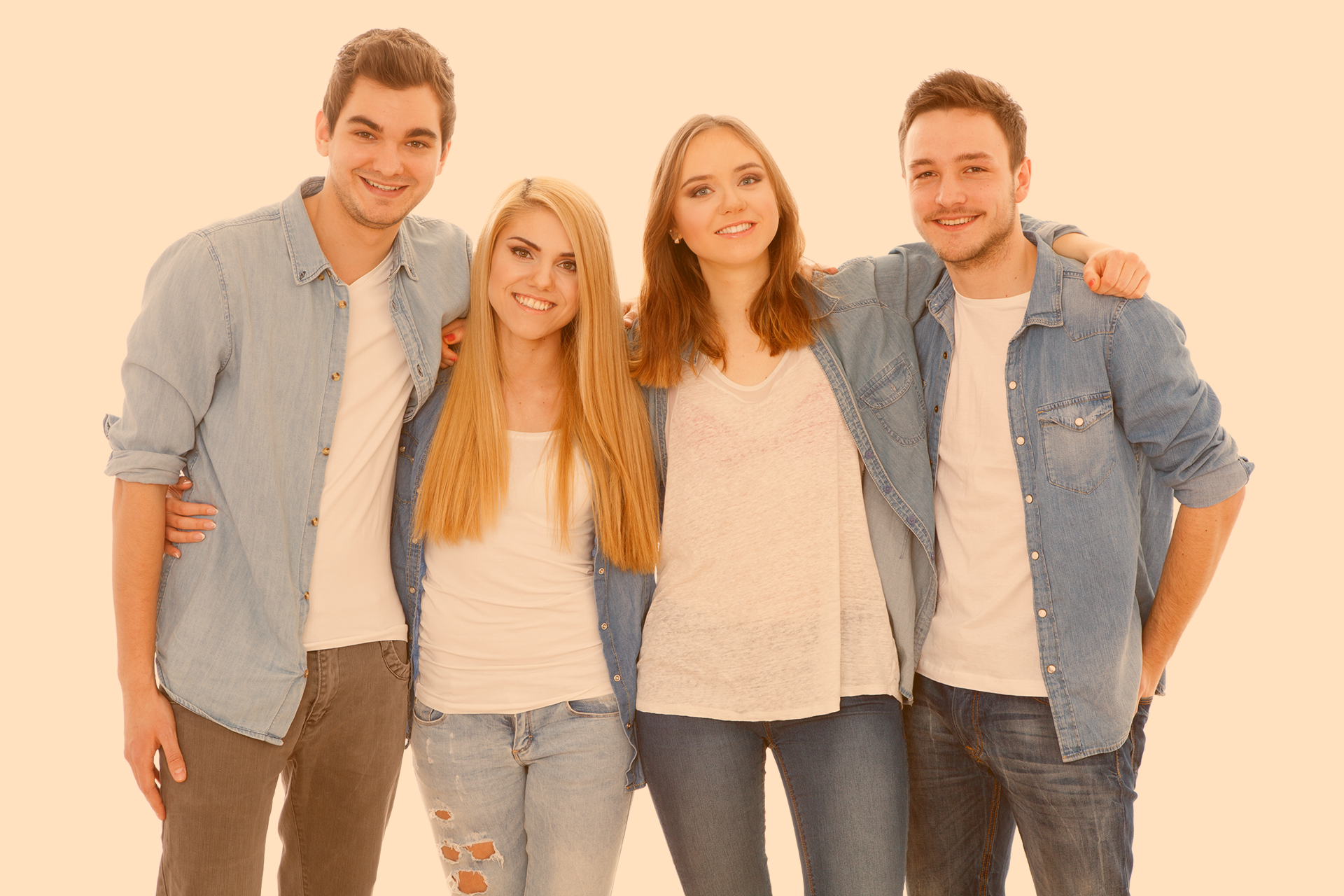 Portrait einer Gruppe von vier Jugendlichen Arm in Arm in einer Reihe