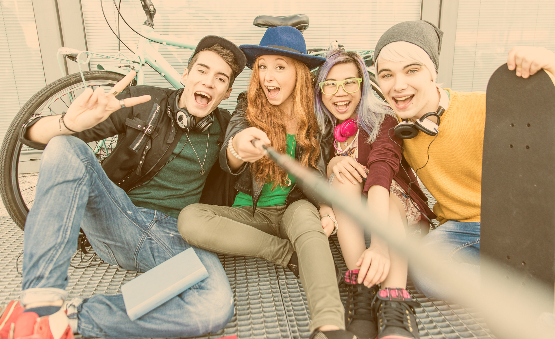 Gruppe Teenies macht Unfug für lustiges Selfi vor Kamera am Selfi-Stick