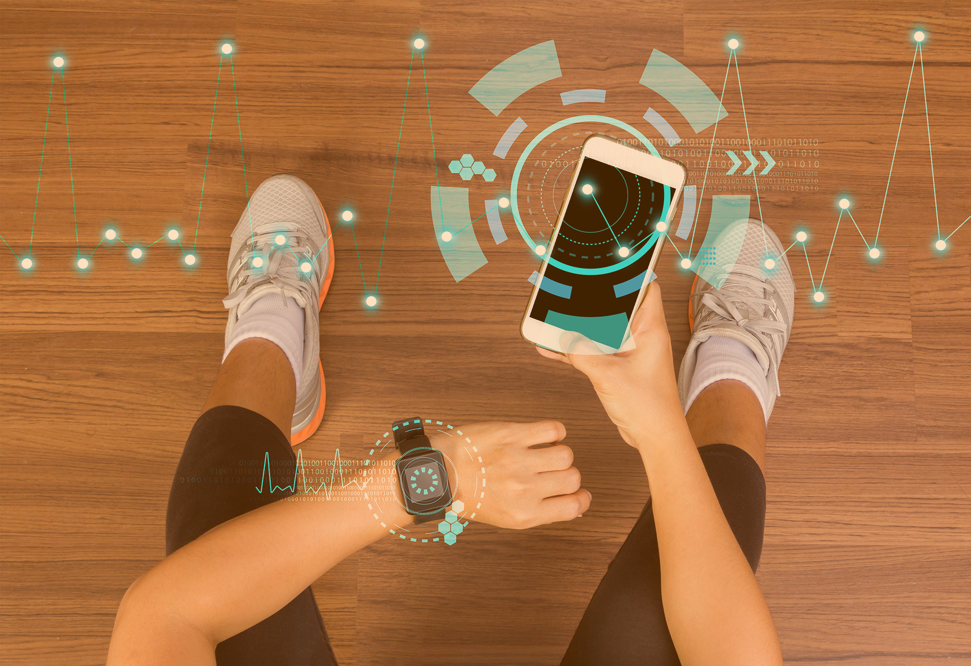 Eine sitzende Sportlerin mit Smartphone in der rechten Hand und eine Smartwatch um das andere Handgelenk in der Draufsicht, über allem sportliche Grafiken