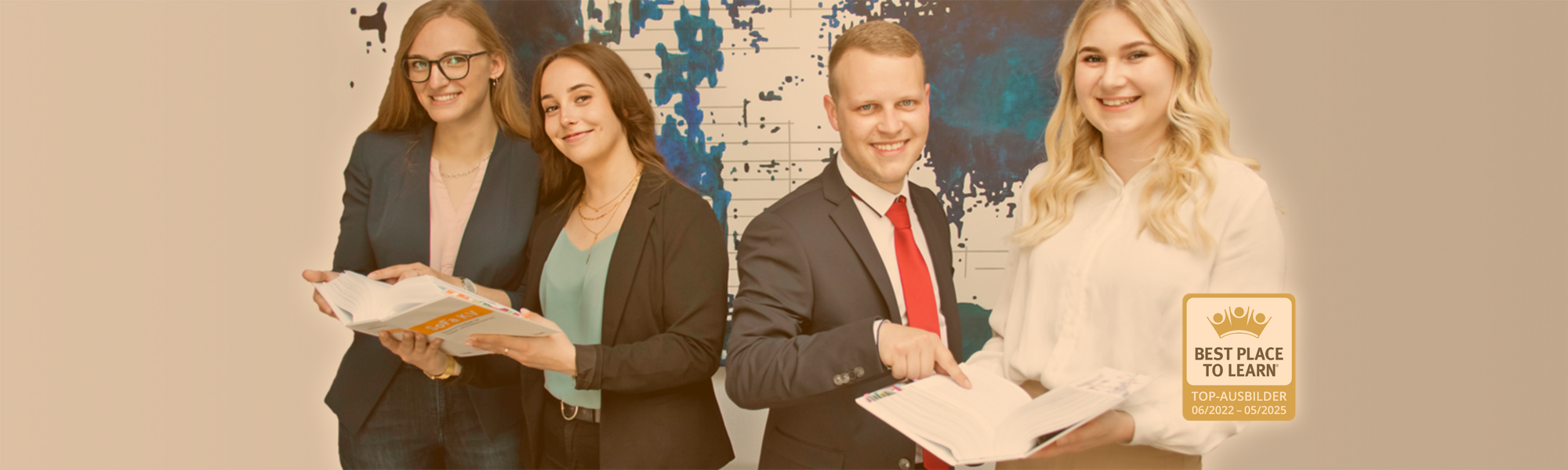 Sofa oder KiG werden Portrait von Azubis mit Büchern